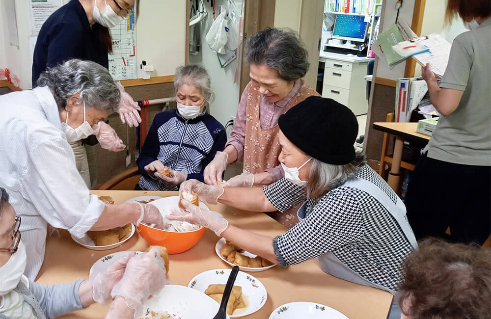 料理を楽しむご利用者様とスタッフ